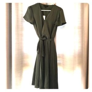 Banana Republic Green wrap dress NWT. Size Medium